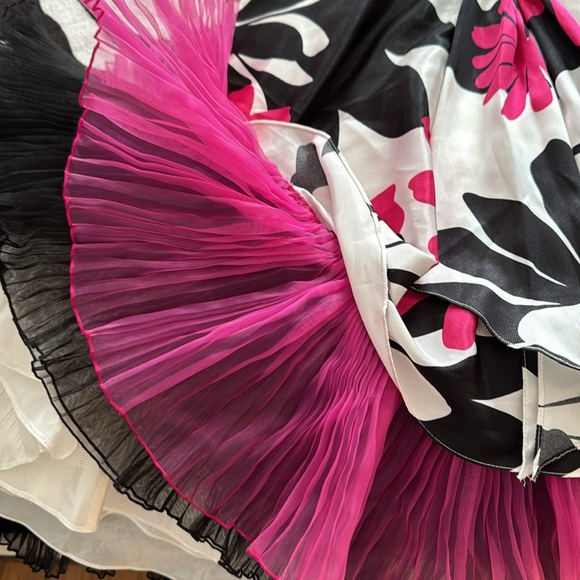 Vintage Dress. Built in crinoline! Beautiful. - Picture 2 of 5